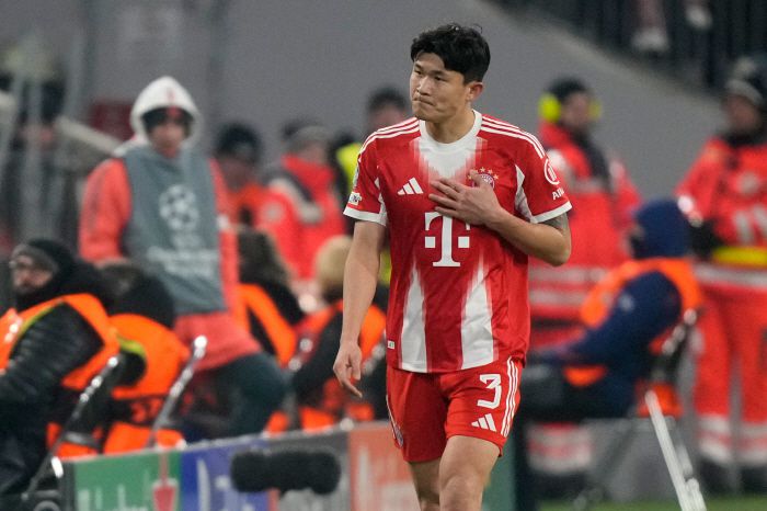 Bayern's Kim Min-jae leaves the pitch after being shown a red card during the Champions League opening phase soccer match between Bayern Munich and Union Saint-Gilloise, in Munich, Germany, Wednesday, Jan. 21, 2026. (AP Photo/Matthias Schrader)<저작권자(c) 연합뉴스, 무단 전재-재배포, AI 학습 및 활용 금지>