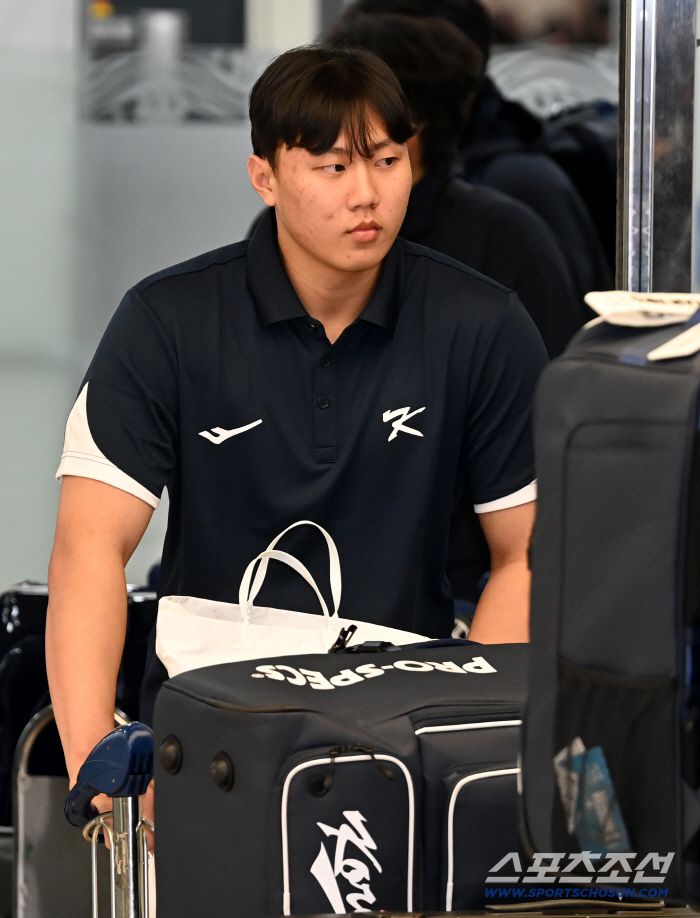 대한민국 야구대표팀이 일본 도쿄돔에서 열린 한일 친선전을 마치고 17일 김포국제공항을 통해 귀국했다. 입국장을 빠져나가는 배찬승의 모습. 김포공항=허상욱 기자wook@sportschosun.com/2025.11.17/