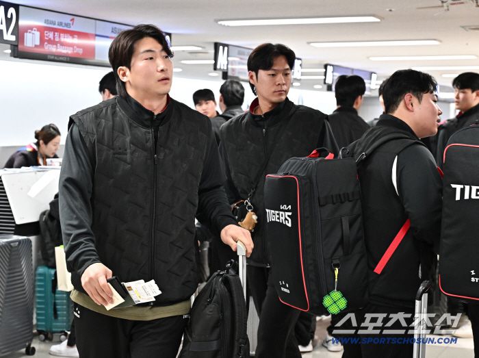 23일 오후 KIA 타이거즈 선수단이 김포공항을 통해 전지훈련이 열리는 일본으로 출국했다. 출국 준비하는 KIA 나성범. 김포공항=송정헌 기자songs@sportschosun.com/2026.01.23/