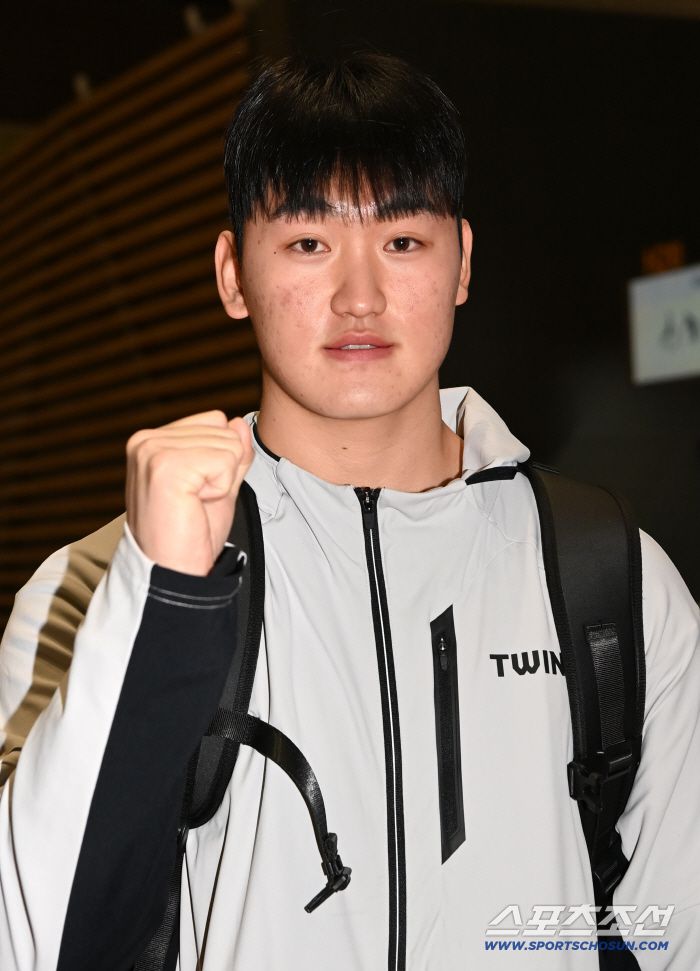 LG 트윈스 선수단이 23일 인천공항을 통해 전지훈련지인 미국 애리조나로 출국했다. 김동현이 취재진에 포즈를 취하고 있다. 인천공항=허상욱 기자wook@sportschosun.com/2026.01.23/