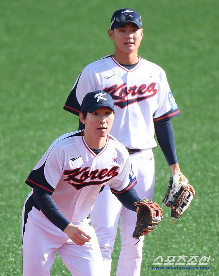 야구 국가대표팀이 2일 오후 경기도 고양 야구대표팀 훈련장에서 첫 훈련을 시작했다. 김주원, 박성한이 훈련하고 있다. 고양=정재근 기자 cjg@sportschosun.com/2025.11.2/