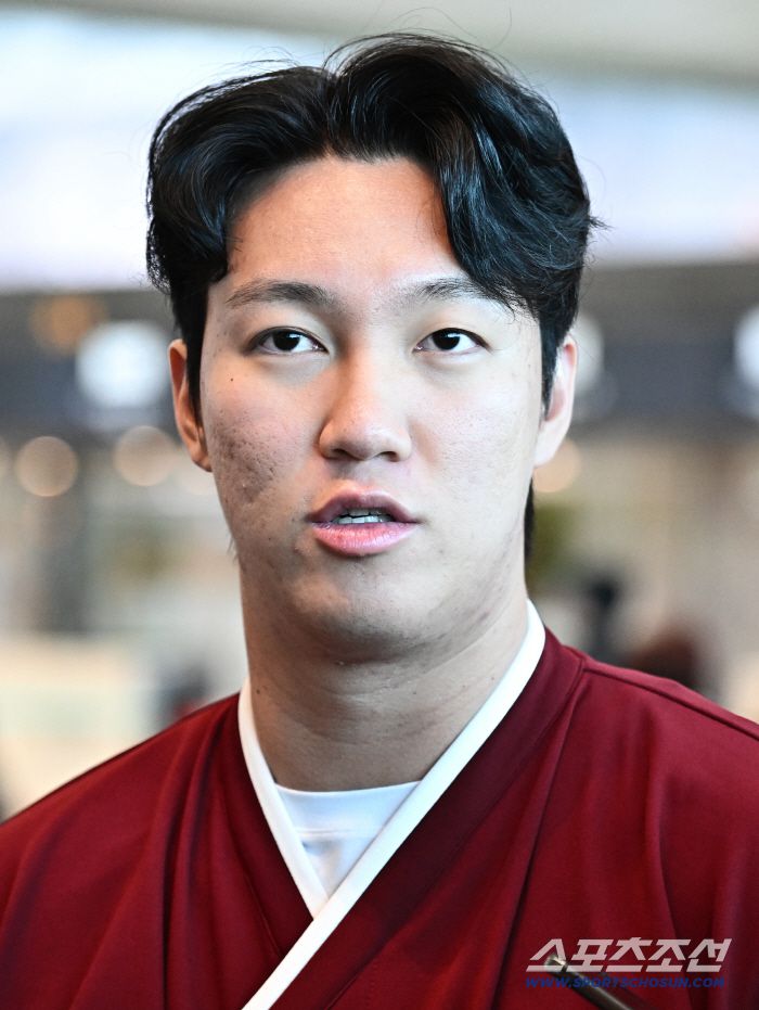 22일 키움 히어로즈 선수단이 인천공항 제2터미널을 통해 전지훈련을 위해 출국했다. 출국에 앞서 인터뷰하고 있는 안우진. 인천공항=송정헌 기자songs@sportschosun.com/2026.01.22/