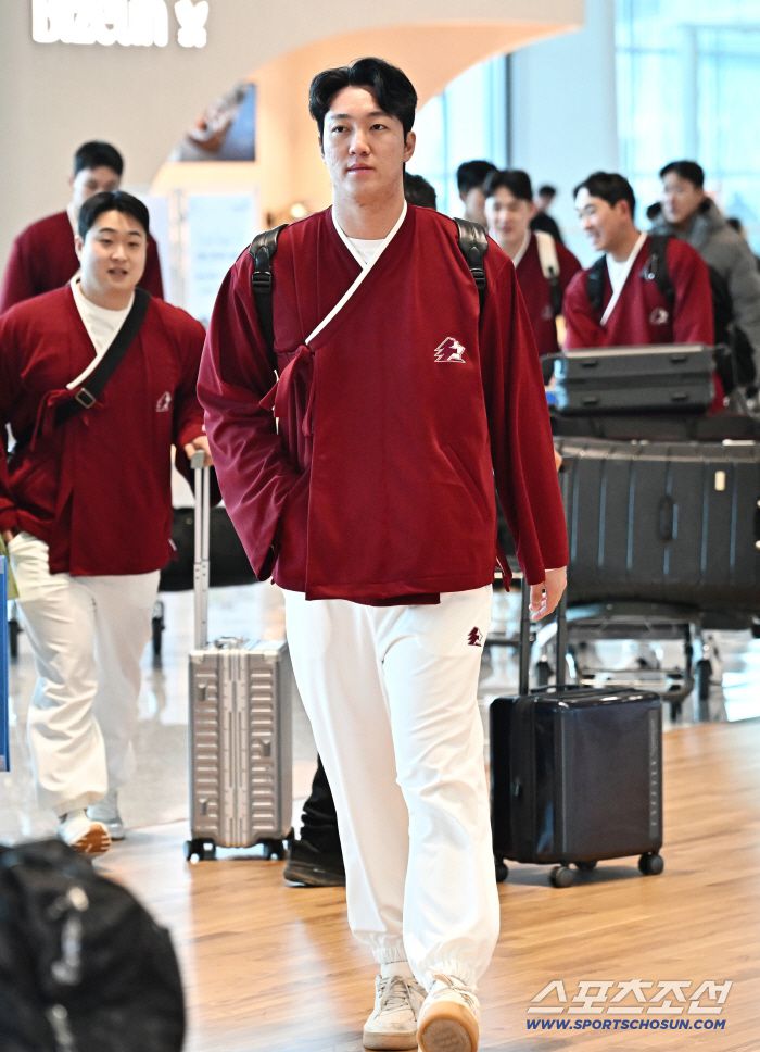 22일 키움 히어로즈 선수단이 인천공항 제2터미널을 통해 전지훈련을 위해 출국했다. 출국을 준비하고 있는 안우진. 인천공항=송정헌 기자songs@sportschosun.com/2026.01.22/