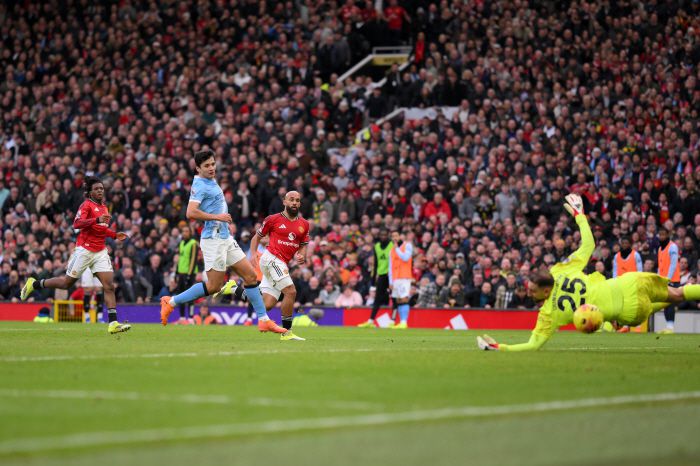 epa12656120 Manchester United's Bryan Mbeumo scores the first goal of the game during the English Premier League match between Manchester United and Manchester City  , in Manchester, Britain, 17 January 2026.  EPA/GARY OAKLEY EDITORIAL USE ONLY. No use with unauthorized audio, video, data, fixture lists, club/league logos, 'live' services or NFTs. Online in-match use limited to 120 images, no video emulation. No use in betting, games or single club/league/player publications.<저작권자(c) 연합뉴스, 무단 전재-재배포, AI 학습 및 활용 금지>