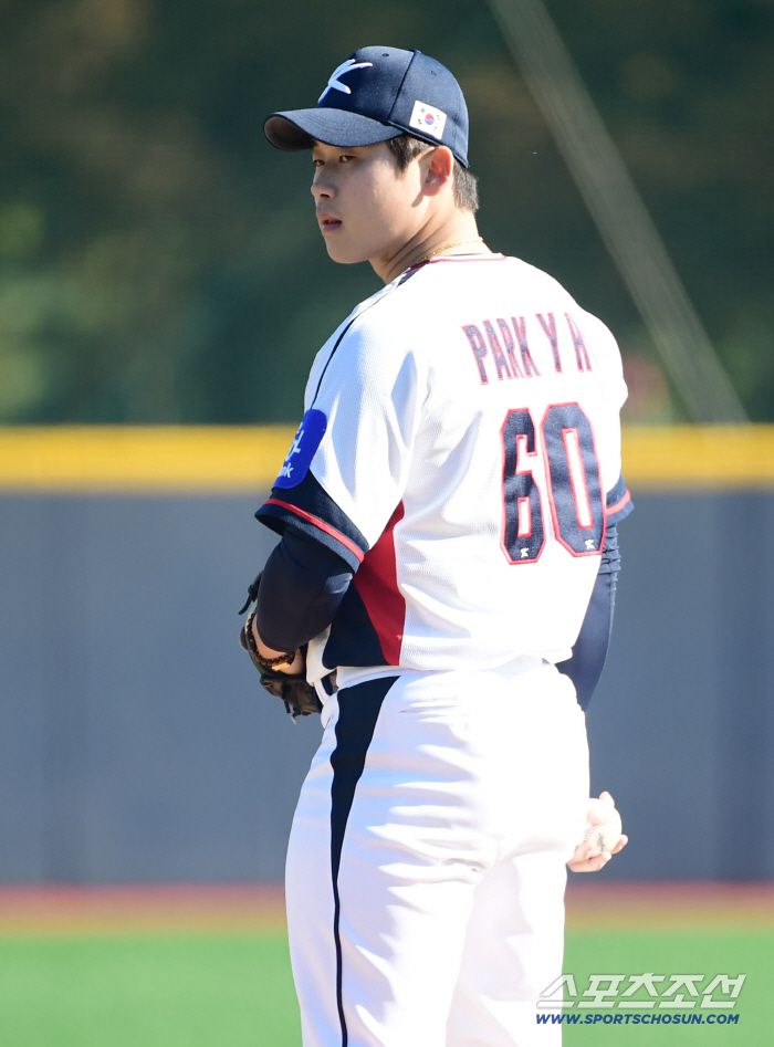 야구 국가대표팀 선수들이 3일 오후 일산 고양 야구대표팀훈련장에서 훈련을 했다. 국가대표 유니폼 입고 훈련하는 박영현. 고양=송정헌 기자songs@sportschosun.com/2025.11.03/