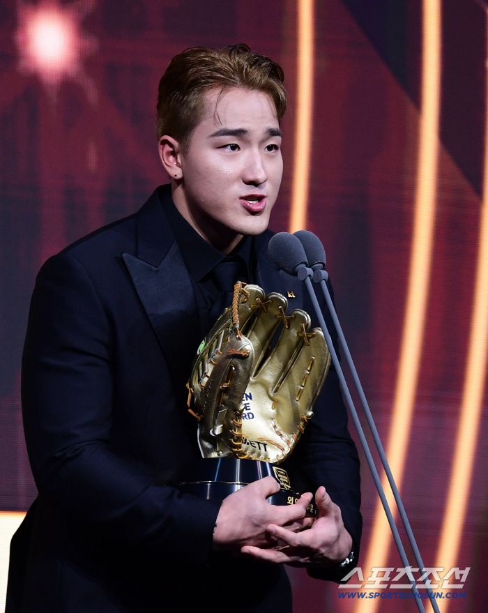 9일 서울 롯데호텔월드에서 KBO 골든글러브 시상식이 열렸다. 외야수 부문 골든글러브를 수상한 KT 안현민. 잠실=송정헌 기자songs@sportschosun.com/2025.12.09/