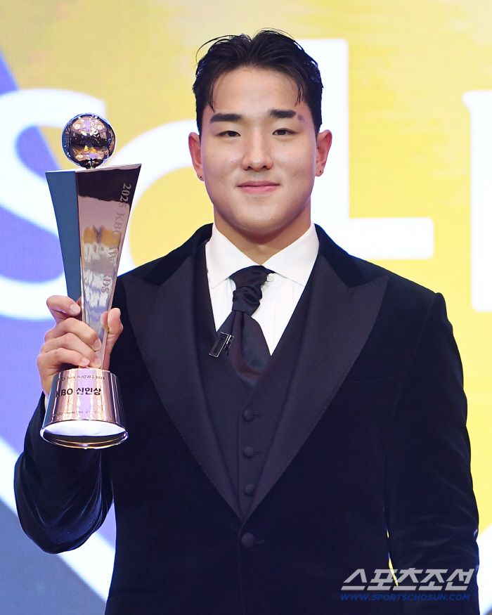 24일 오후 서울 송파구 롯데호텔에서 2025KBO시상식이 열렸다. 신인상을 수상한 안현민이 트로피를 들고 있다. 정재근 기자 cjg@sportschosun.com/2025.11.24/