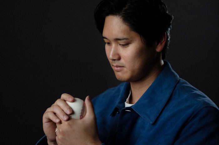 LA 다저스 오타니 쇼헤이가 지난해 11월 27일(한국시각) AP와의 인터뷰에서 공을 만지고 있다. AP연합뉴스