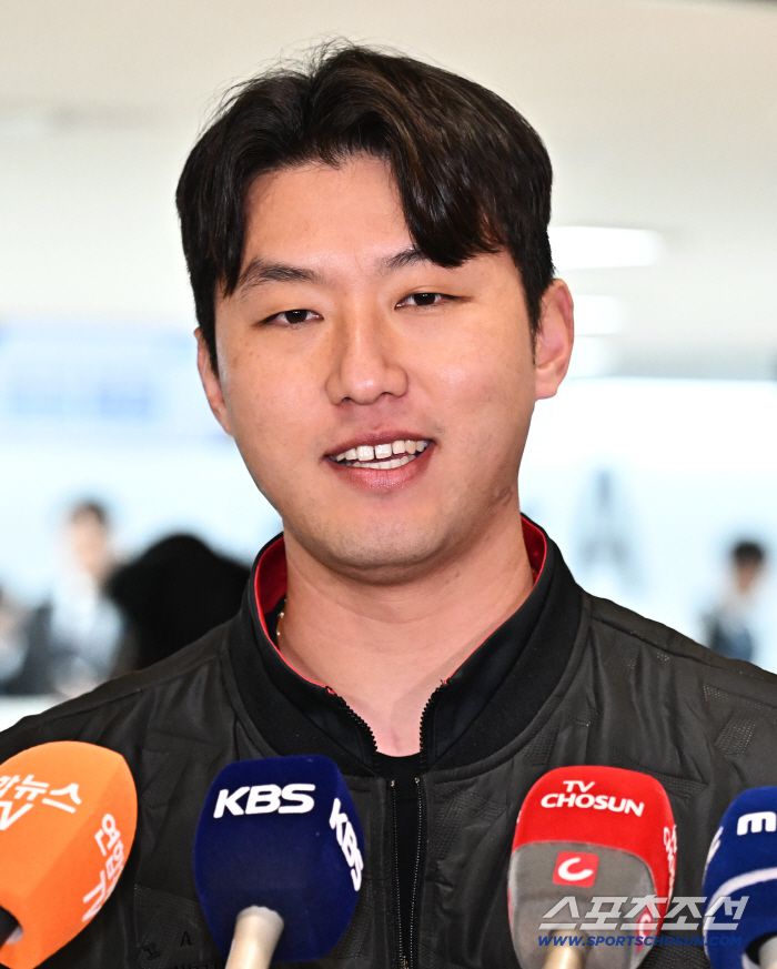 23일 오후 KIA 타이거즈 선수단이 김포공항을 통해 전지훈련이 열리는 일본으로 출국했다. 인터뷰하는 KIA 홍건희. 김포공항=송정헌 기자songs@sportschosun.com/2026.01.23/