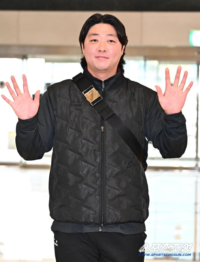 23일 오후 KIA 타이거즈 선수단이 김포공항을 통해 전지훈련이 열리는 일본으로 출국했다. 포즈를 취하고 있는 KIA 김범수. 김포공항=송정헌 기자songs@sportschosun.com/2026.01.23/
