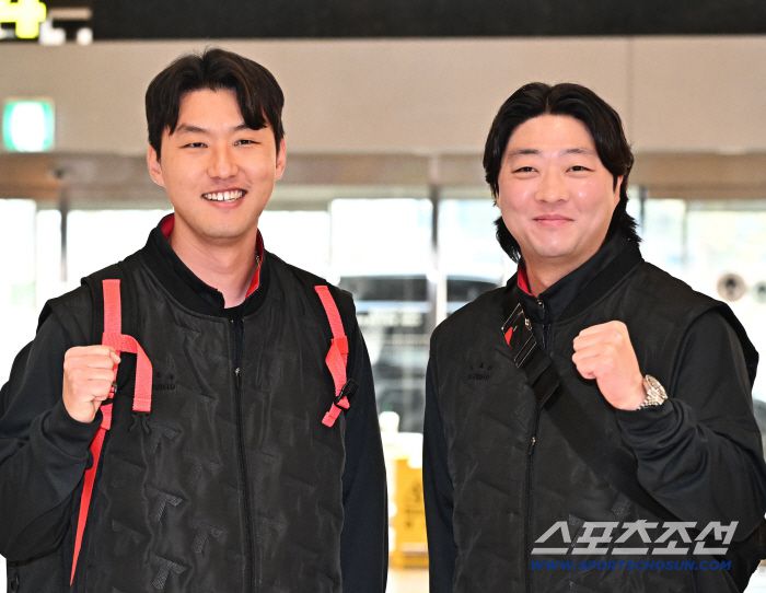 함께 포즈를 취하고 있는 KIA 홍건희, 김범수.