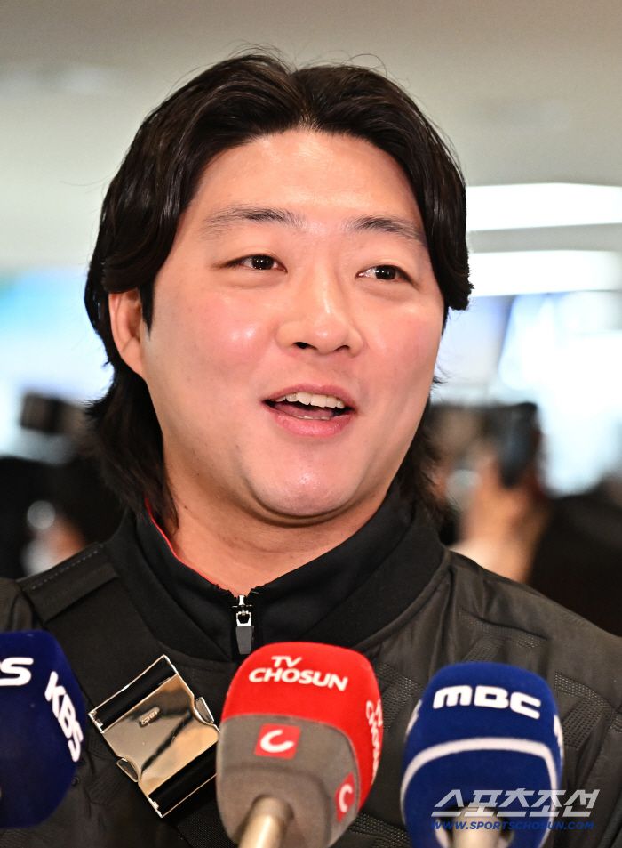 23일 오후 KIA 타이거즈 선수단이 김포공항을 통해 전지훈련이 열리는 일본으로 출국했다. 인터뷰하는 KIA 김범수. 김포공항=송정헌 기자songs@sportschosun.com/2026.01.23/