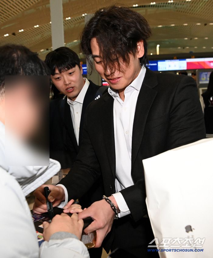 두산 베어스 선수단이 23일 인천공항을 통해 전지훈련지인 호주 시드니로 출국했다. 박찬호가 사인을 하고 있다. 인천공항=허상욱 기자wook@sportschosun.com/2026.01.23/