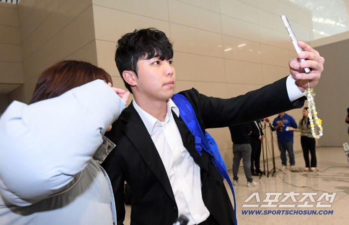 삼성 라이온즈 선수단이 23일 인천국제공항을 통해 스프링캠프가 열리는 괌으로 출국했다. 김영웅이 팬서비스를 하고 있다. 인천공항=박재만 기자 pjm@sportschosun.com/2026.01.23/