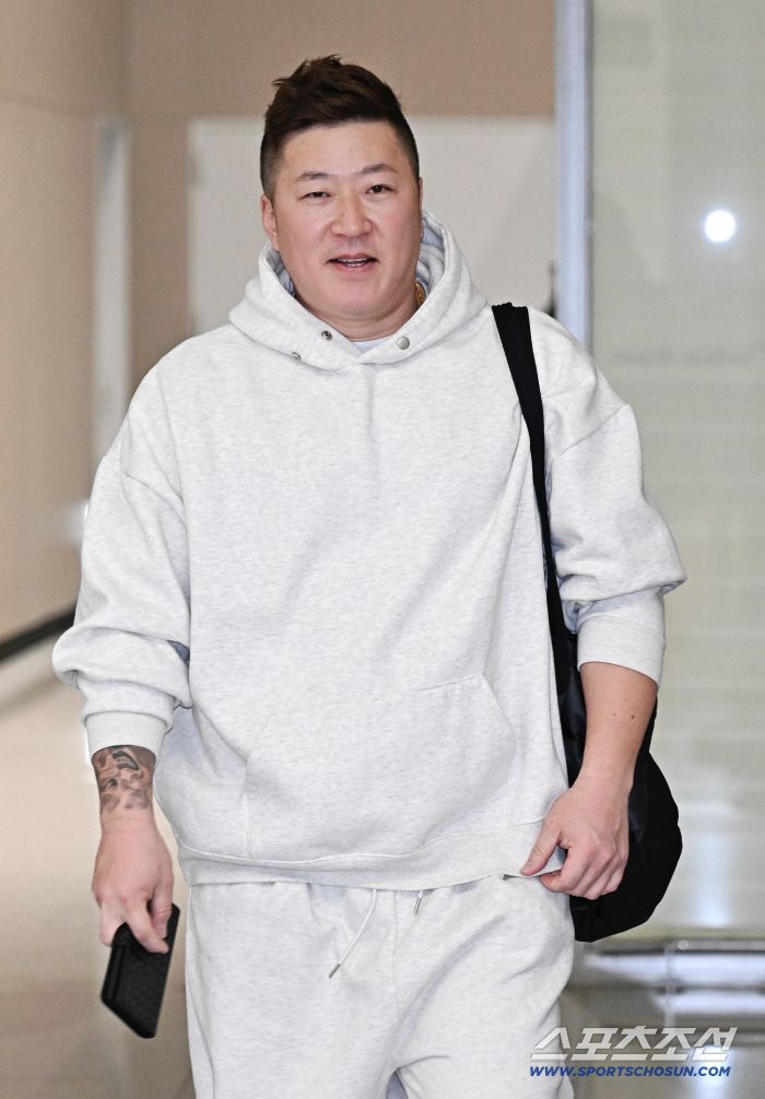 15일 인천공항 제2터미널을 통해 삼성 라이온즈 류지혁, 최형우가 1차 캠프 괌으로 출국했다. 출국을 준비하는 최형우. 인천공항=송정헌 기자songs@sportschosun.com/2026.01.15/