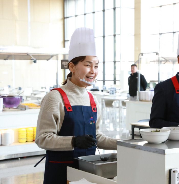 후배 국가대표들을 위한 배식 봉사 중 환한 미소를 짓고 있는 '우생순 레전드' 임오경 의원.