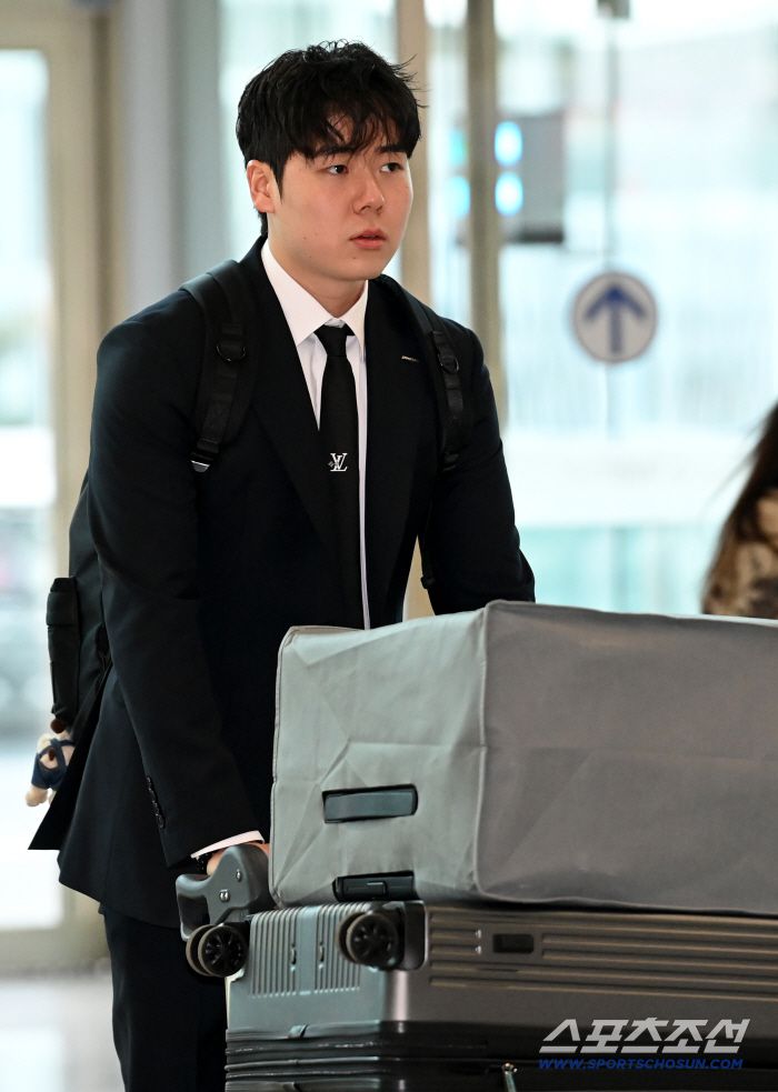 두산 베어스 선수단이 23일 인천공항을 통해 전지훈련지인 호주 시드니로 출국했다. 최승용이 출국장으로 들어서고 있다. 인천공항=허상욱 기자wook@sportschosun.com/2026.01.23/