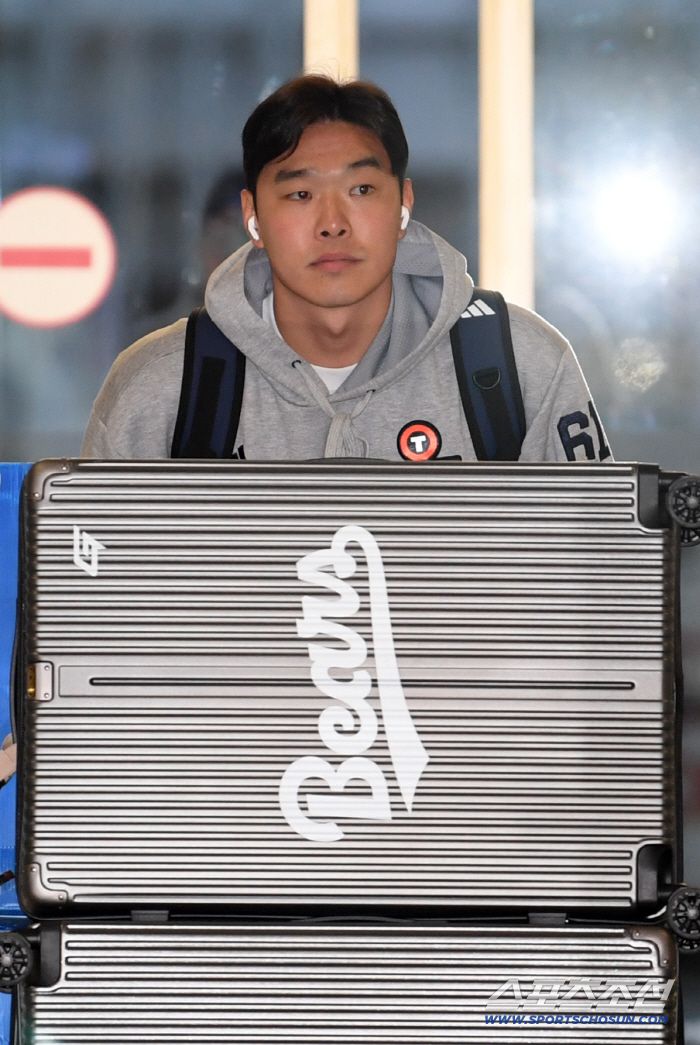 두산 베어스 선수단이 18일 인천국제공항을 통해 스프링캠프가 열리는 호주로 출국했다. 최원준이 출국장으로 향하고 있다. 인천공항=박재만 기자 pjm@sportschosun.com/2026.01.18/