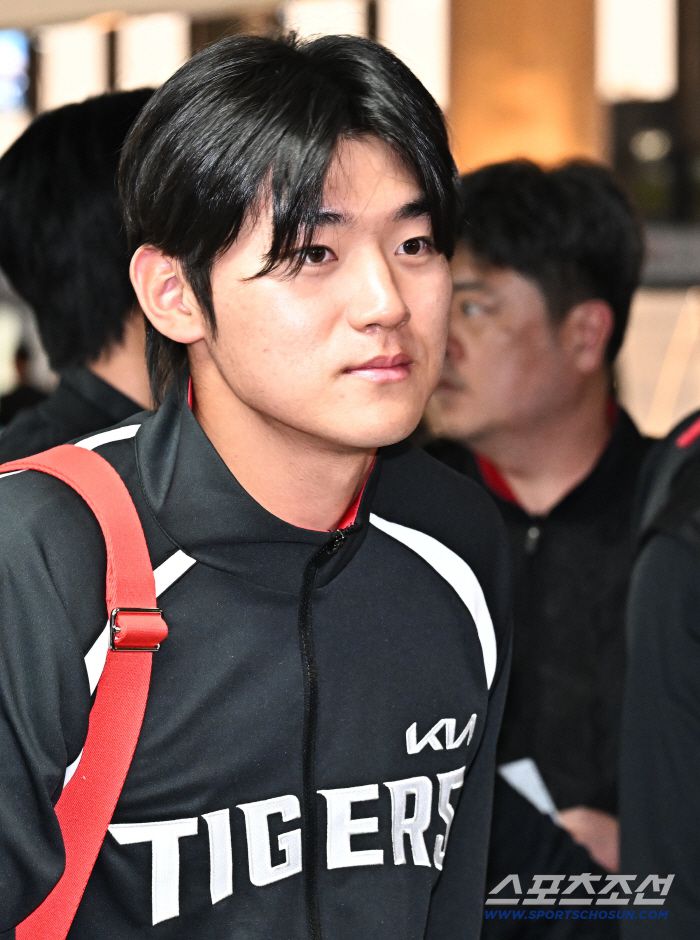 23일 오후 KIA 타이거즈 선수단이 김포공항을 통해 전지훈련이 열리는 일본으로 출국했다. 출국 준비하는 KIA 김도영. 김포공항=송정헌 기자songs@sportschosun.com/2026.01.23/