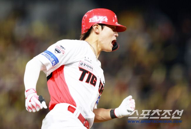 25일 광주 기아챔피언스필드에서 열린 KIA 타이거즈와 LG 트윈스의 경기. 4회말 무사 만루 KIA 김도영이 적시타를 날린 뒤 환호하고 있다. 광주=박재만 기자 pjm@sportschosun.com/2025.04.25/