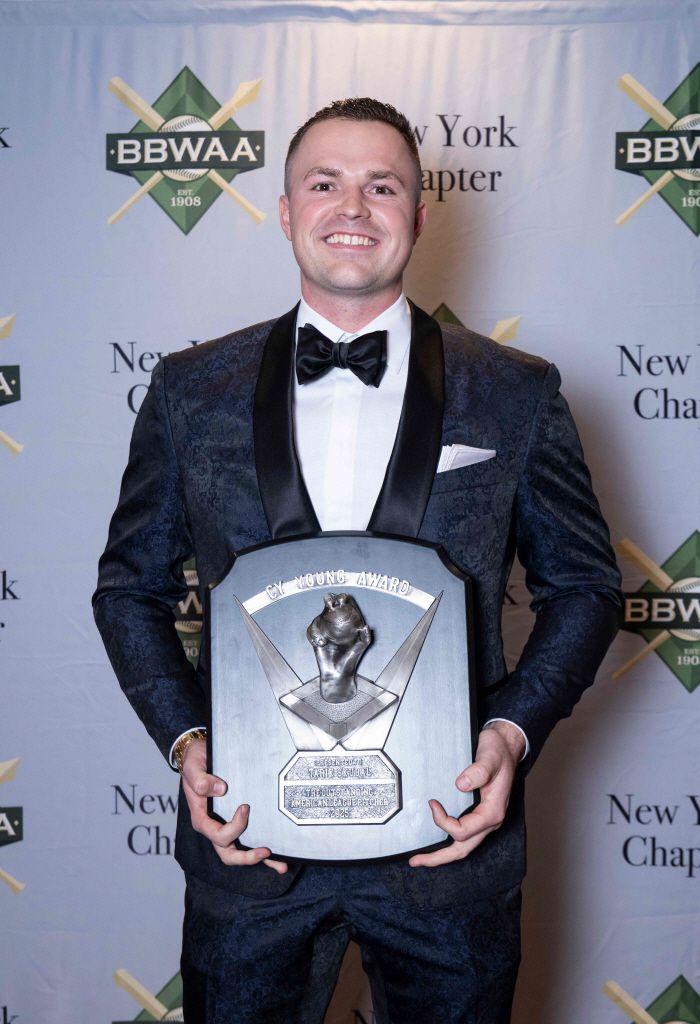 태릭 스쿠벌이 25일(한국시각) 뉴욕 힐튼미드타운에서 열린 '뉴욕 야구기자의 밤' 행사에서 열린 BBWAA 올해의 상 시상식에서 AL 사이영상 상패를 들고 포즈를 취하고 있다. AFP연합뉴스