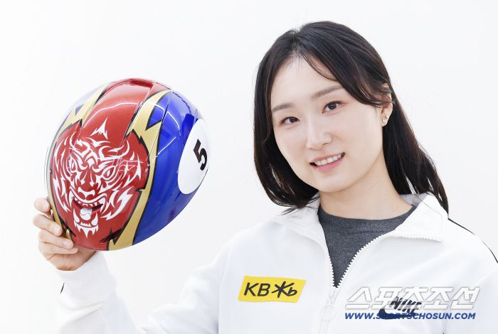 쇼트트랙 국가대표 최민정이 자신의 헬멧을 보여주며 미소짓고 있다. 정재근 기자 cjg@sportschosun.com/2025.12.4/