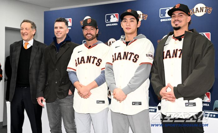 미국 메이저리그 샌프란시스코 자이언츠 이정후가 7일 이천 LG챔피언스파크에서 열린 미디어데이에서 기자회견을 가졌다. 이날 기자회견에는 래리 베어 CEO, 버스터 포지 사장, 토니 비텔로 감독, 윌리 아다메스가 함께했다. 포즈를 취하는 이정후와 팀 동료들의 모습. 이천=허상욱 기자wook@sportschosun.com/2026.01.07/