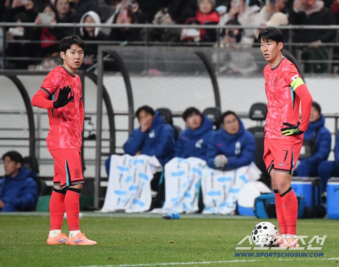 18일 서울월드컵경기장에서 열린 한국과 가나의 축구대표팀 평가전.   이강인과 손흥민이 프리킥을 준비하고 있다. 상암=정재근 기자 cjg@sportschosun.com/2025.11.18/