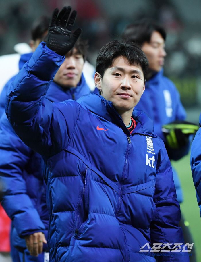 18일 서울월드컵경기장에서 열린 한국과 가나의 축구대표팀 평가전.   한국이 1대0으로 승리한 가운데 이강인이 팬들에게 인사하고 있다. 상암=정재근 기자 cjg@sportschosun.com/2025.11.18/