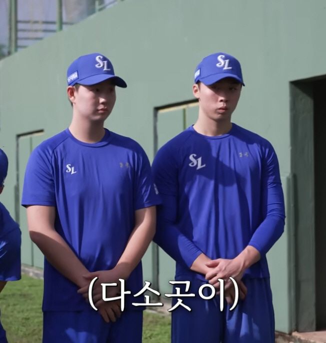 첫 미팅에 긴장된 표정으로 선 루키투수 장찬희와 이호범.