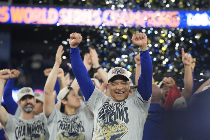 Oct 31, 2025; Toronto, Ontario, CAN; Los Angeles Dodgers manager Dave Roberts (30) celebrates on the podium during the post game celebration after defeating the Toronto Blue Jays in the 2025 MLB World Series at Rogers Centre. Mandatory Credit: John E. Sokolowski-Imagn Images        <저작권자(c) 연합뉴스, 무단 전재-재배포, AI 학습 및 활용 금지>