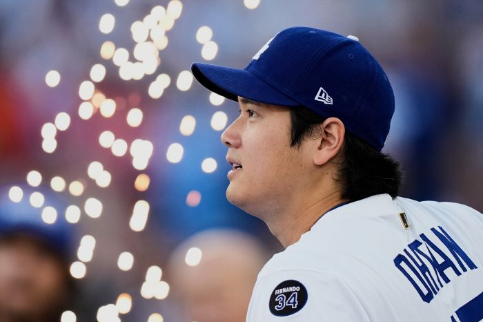 FILE - Los Angeles Dodgers' Shohei Ohtani is introduced before Game 3 of baseball's World Series against the Toronto Blue Jays, Monday, Oct. 27, 2025, in Los Angeles. (AP Photo/Brynn Anderson, File) FILE PHOTO        <저작권자(c) 연합뉴스, 무단 전재-재배포, AI 학습 및 활용 금지>