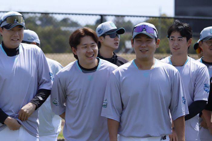 화기애애하게 훈련에 임하는 KT 선수들. 한승혁 최원준 문용익 스기모토(왼쪽부터) 사진제공=KT 위즈