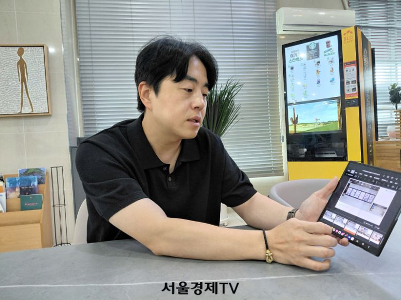 고일관 스카이장례식장 대표가 디지털 사이니지에 대해 설명하고 있다. [사진=나윤상 기자]