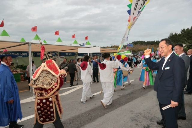명현관 해남군수(사진 오른쪽)가 지난 19일 2025 명량대첩축제 출정 퍼레이드에 참석해 참석자들을 격려하고 있다. [사진=해남군]