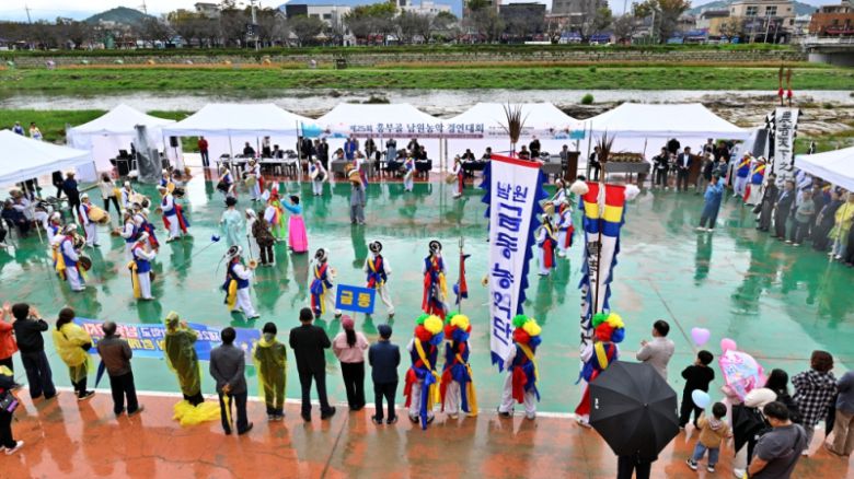 남원시 요천둔치 특설무대에서 열린 흥부골 남원농악경연대회에 참가한 농악단이 비가 내리는 가운데도 힘찬 장단을 선보이고 있다. [사진=남원시]