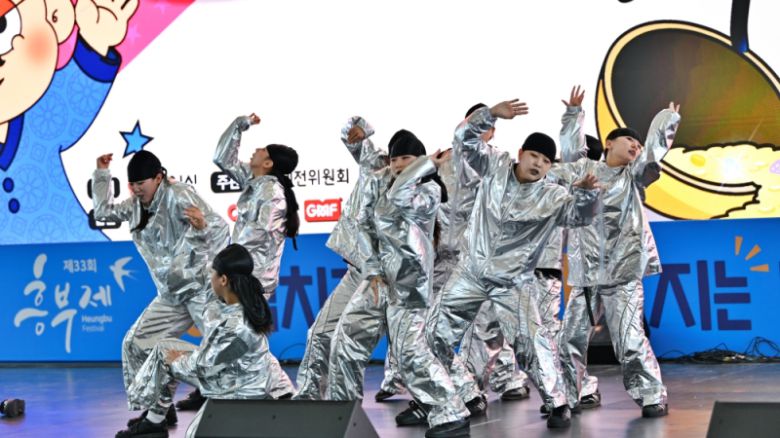 제33회 흥부제 특별무대에서 청소년 댄스팀이 에너지 넘치는 퍼포먼스로 축제 분위기를 한껏 끌어올리고 있다. [사진=남원시]