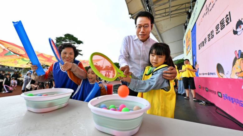 최경식 남원시장이 시민들과 함께 '흥부부부 명랑운동회'에 참여하며 어린이 참가자들과 즐겁게 게임을 펼치고 있다. [사진=남원시]