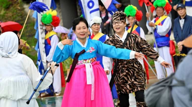 남원농악경연대회에서 시민 배우들이 전통극 '흥부와 놀부'를 재현하며 흥겨운 장면을 연출하고 있다. [사진=남원시]