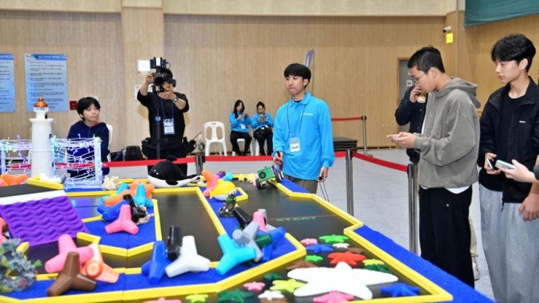 레이싱 대회 본선 무대에서 참가 청소년들이 코딩으로 완성한 RC카를 조종하며 장애물 코스를 주행하고 있다. [사진=남원시]