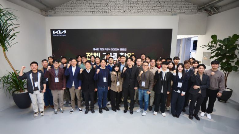 지난 3일 서울 성수동에 있는 기아 언플러그드 그라운드에서 '제4회 PBV 아이디어 공모전' 수상자들과 심사위원들이 기념 촬영을 하고 있다. [사진=기아]