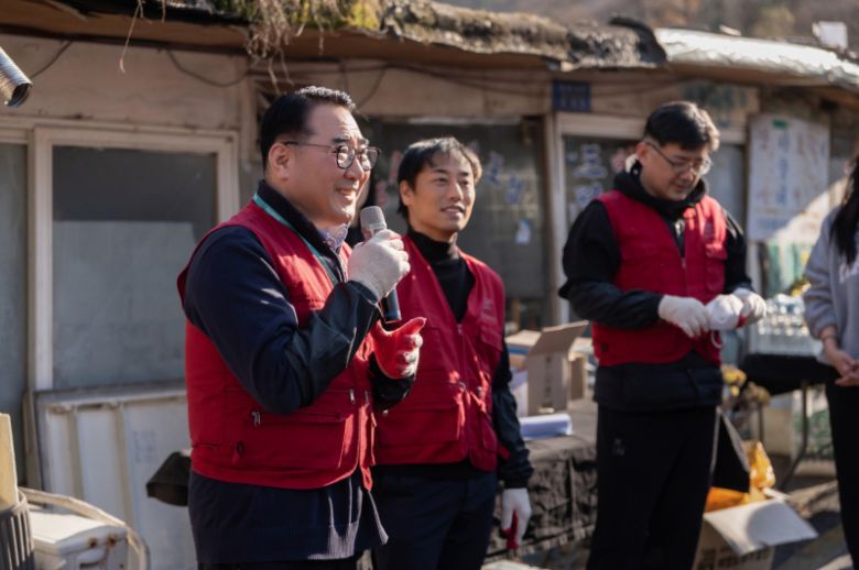 김용석(왼쪽) 한국후지필름BI 사업본부장이 ‘사랑의 연탄 나눔’ 현장에서 격려의 말을 전하고 있다. [사진=한국후지필름BI]