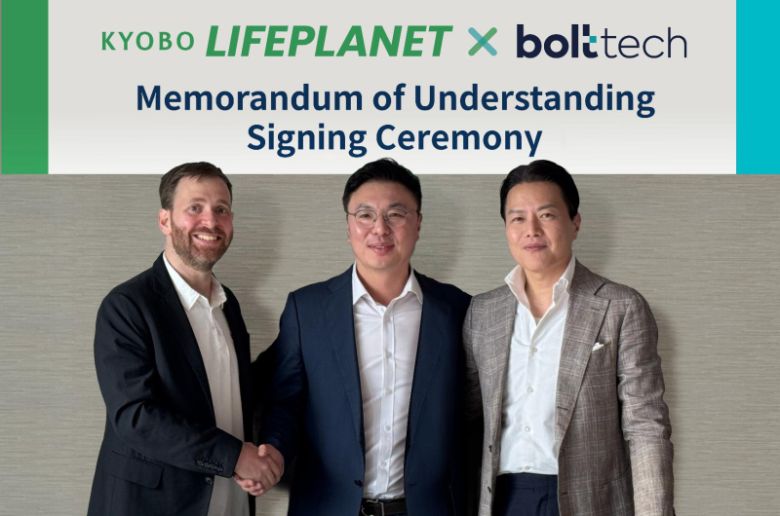 지난 3일 홍콩에서 열린 아시아 최대 규모의 인슈어테크 컨퍼런스 (Insurtech insights Asia 2025)에서 김영석(가운데) 교보라이프플래닛 대표, 고광범(오른쪽) 볼트테크코리아 대표 등 관계자들이 업무협약을 체결한 후 기념촬영을 하고 있다. [사진=볼트테크코리아]