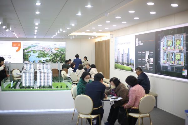 사람들이 '군산 지곡 성원상떼빌 더프라임' 모델하우스에 방문한 모습 [사진=군산 지곡 성원상떼빌 더프라임]