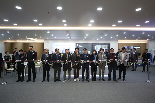 '군산 지곡 성원상떼빌 더프라임' 관계자들이 모델하우스 개관을 기념하고 있다. [사진=군산 지곡 성원상떼빌 더프라임]