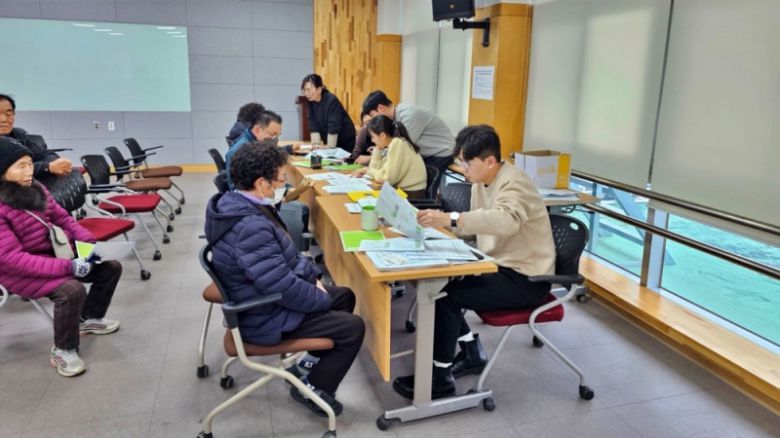 장수군 읍·면 행정복지센터에서 군민들이 농어촌 기본소득 시범사업 신청을 접수하며 상담을 받고 있다. [사진=장수군]