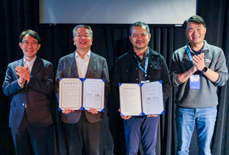 김종호 (왼쪽에서 두번째) 기보 이사장, 이기하 (왼쪽 세번째) UKF 대표를 포함한 협약참석자들이 업무협약후 기념촬영을 하고 있다. [사진=기술보증기금]