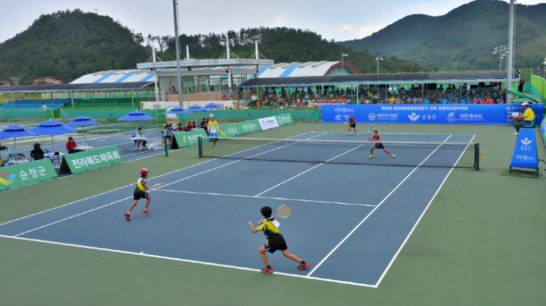 순창공설운동장 실내 다목적구장에서 열린 전국 유소년 소프트테니스 대회에 참가한 선수들이 경기를 펼치고 있다. [사진=순창군]