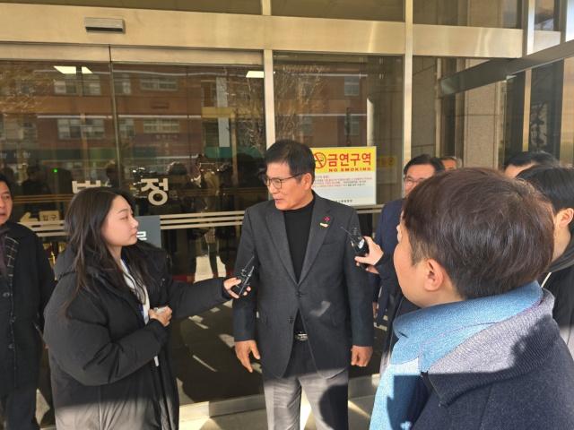 이상익 함평군수(사진 가운데)가 항소심 재판을 마치고 취재진과 만나 인터뷰를 진행하고 있다. [사진=오중일 기자]