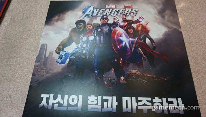 ▲ 매장을 수놓은 홍보 포스터가 무색하게 저조한 흥행 성적을 보인 마블 어벤져스 (사진: 게임메카 촬영)